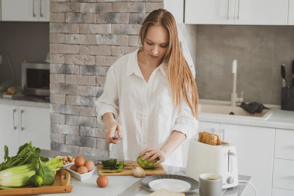 Autors 1 young beautiful girl kitchen prepares healthy food